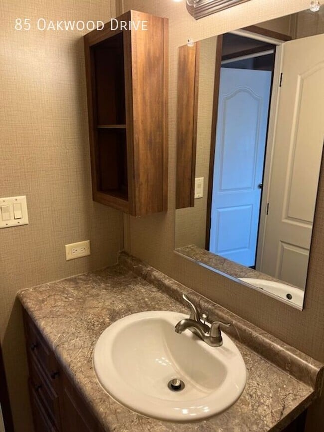 Building Photo - 85 Oakwood Dr