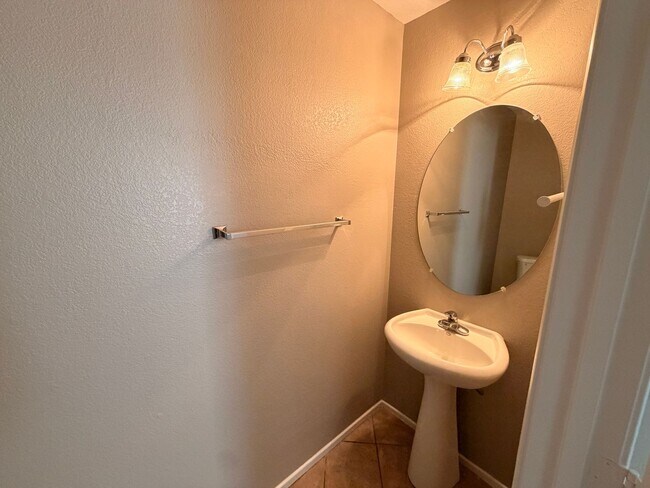 Building Photo - Fantastic 3 Bedroom near Blue Diamond!