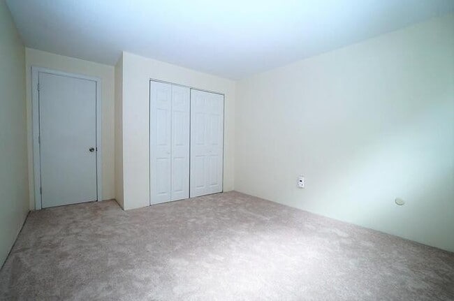 Building Photo - Spacious Condo with Parking, Heat/Hot Wate...