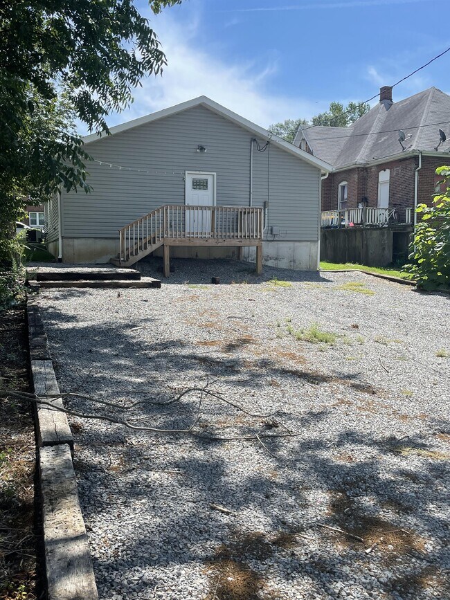 Building Photo - 121 Henderson Ave