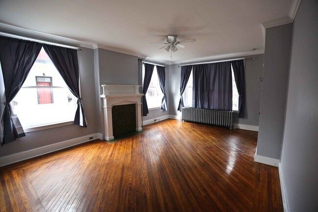 Living room - 10 E James St