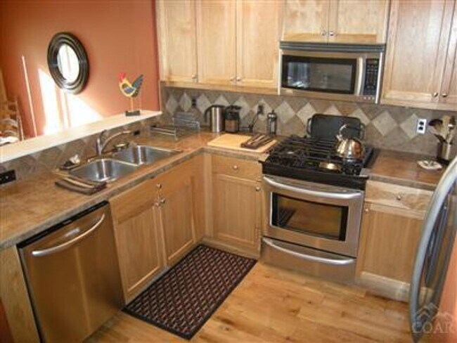Building Photo - 2 story townhome close to trails!