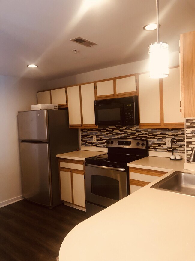 Foto del edificio - 1025 N Madison St