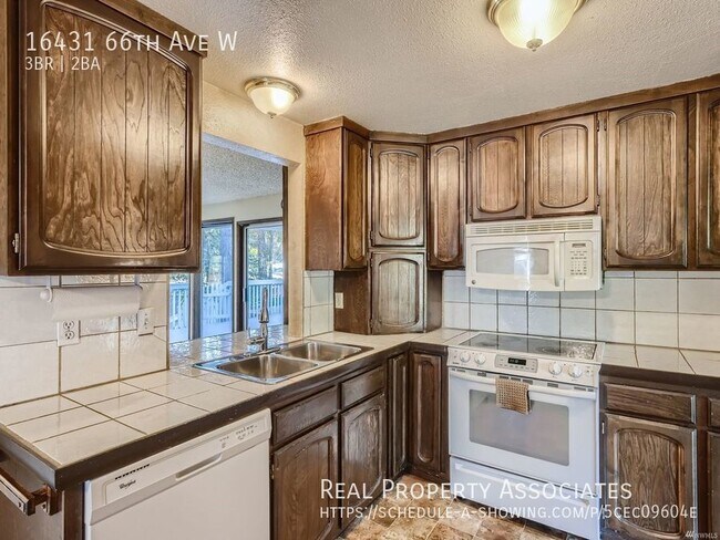 Building Photo - 3bd, 2 bath duplex unit -1 block to Meadow...