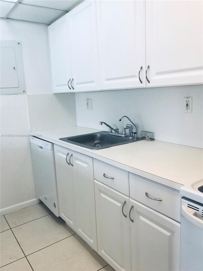Foto del edificio - 17600 NW 68th Ave