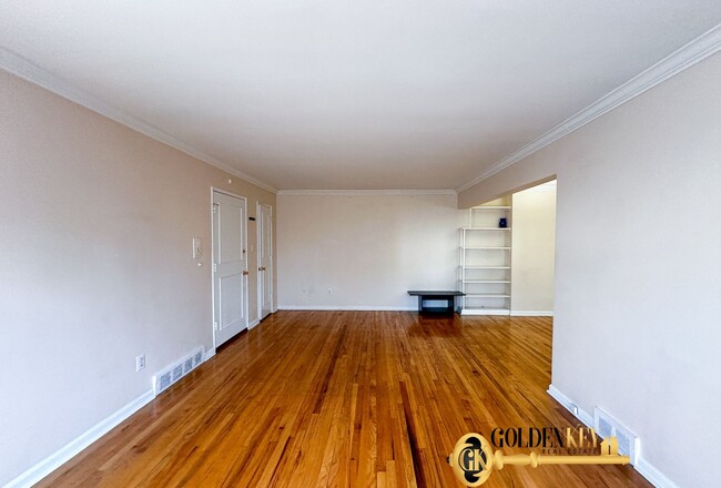 Foto del edificio - Newly Updated Spacious 2 bedroom Flat in R...