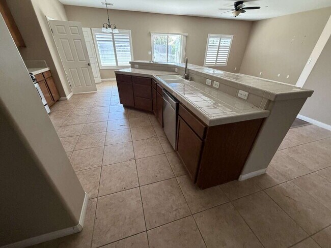 Foto del edificio - 3 Bedroom, 2 Bathroom Home with Spacious Open Floor Plan & RV Parking