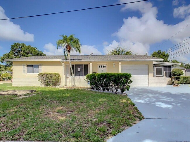 Foto del edificio - Beautiful 2/2 ~1000Sq. Ft. with NEW floors...