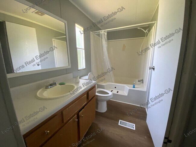 Building Photo - 604 Sycamore Dr