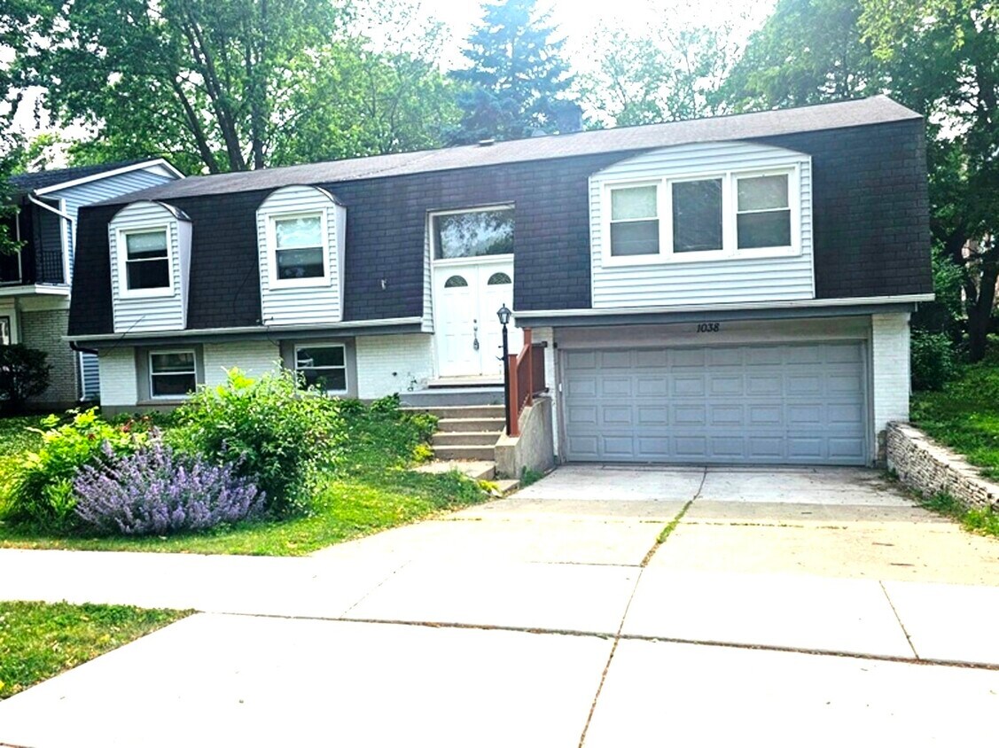 Primary Photo - 1038 Cambridge Dr