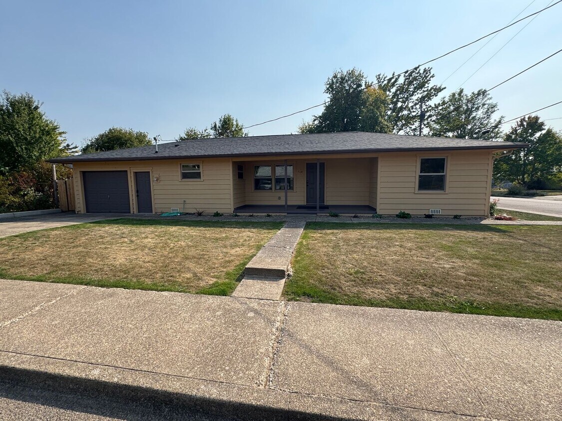 Foto principal - Beautifully Renovated 3 Bedroom ~ 2 Bathro...