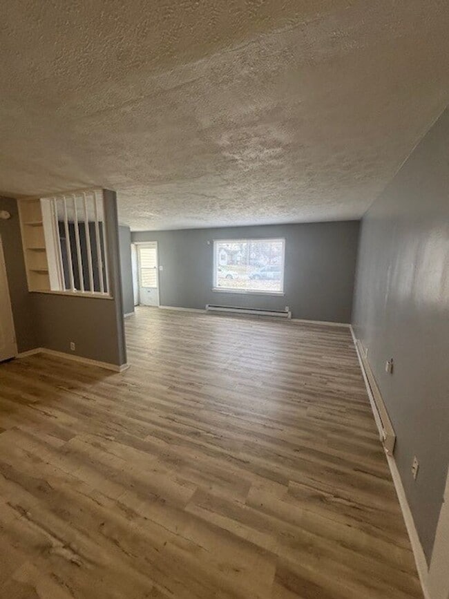 Foto del edificio - East Side Large 3 Bedroom Single  Family Home