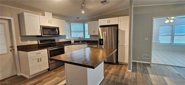 Foto del edificio - 8410 Wagon Wheel Cir