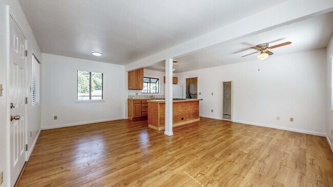 Foto del edificio - Charming 1 bedroom 1 bath Single Family home in Healdsburg! Water included!