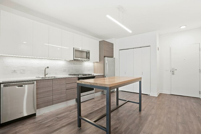 Building Photo - 223 W Hubbard St