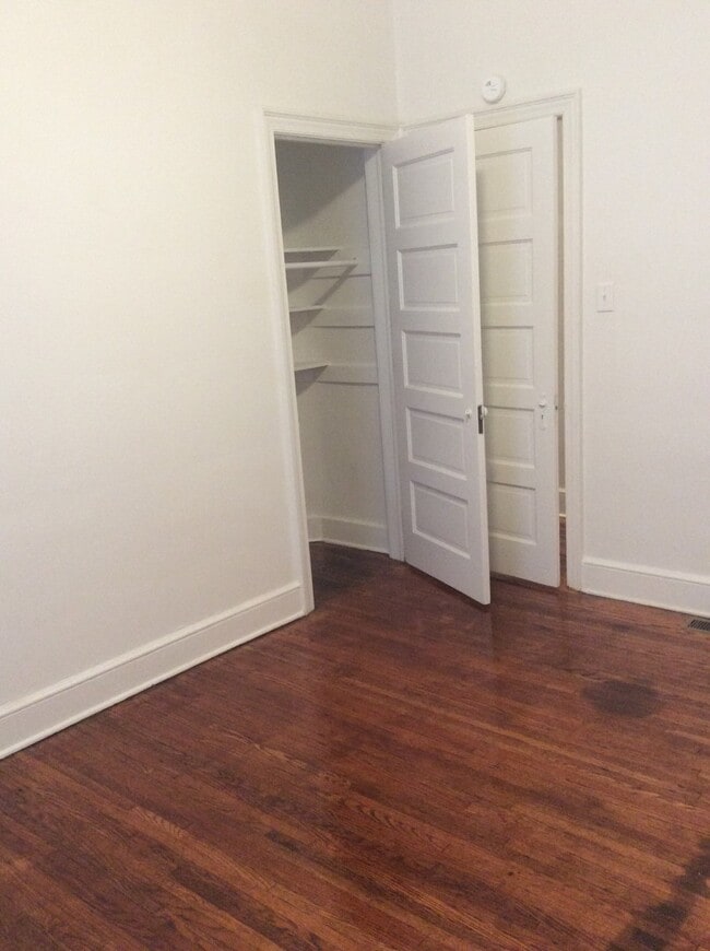 Building Photo - 1st Floor 2 Bedroom York City SD