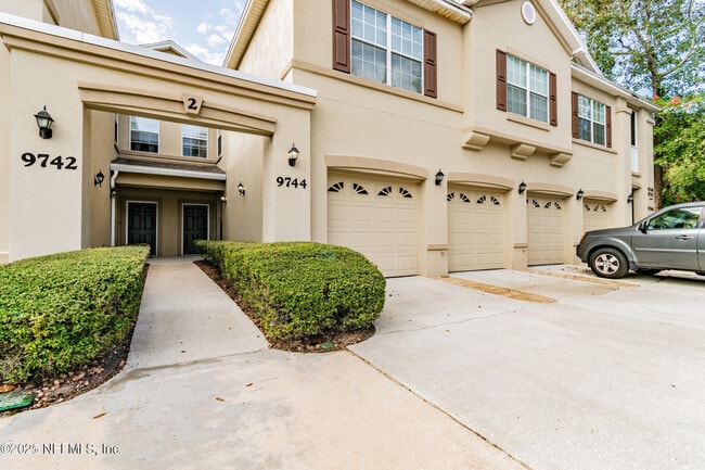 Building Photo - 9744 Summer Grove Way W