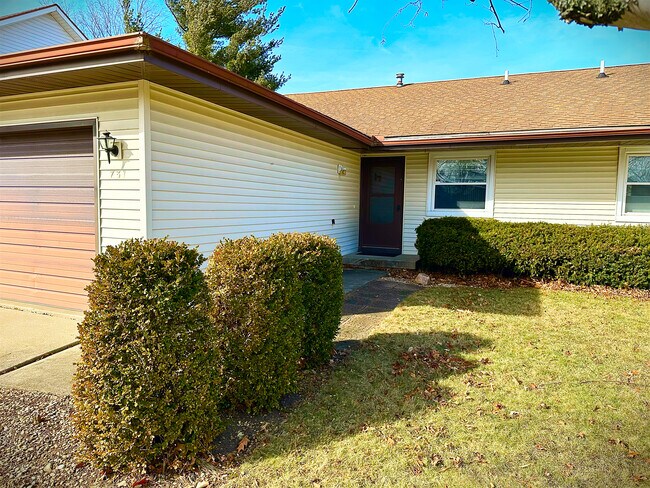 Building Photo - 731 Higgins Rd