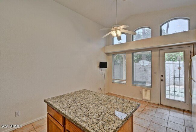 Foto del edificio - 3438 E Rockwood Dr