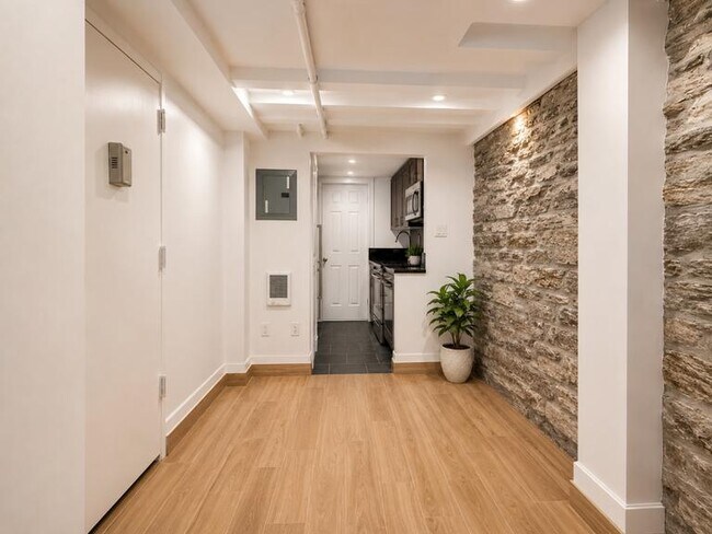 Foto del edificio - 345 W 53rd St