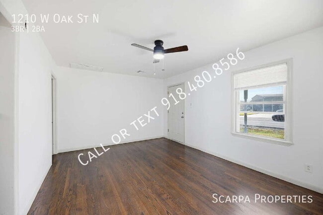 Building Photo - 1210 W Oak St