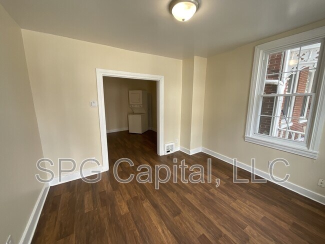 Building Photo - 544 Smith St