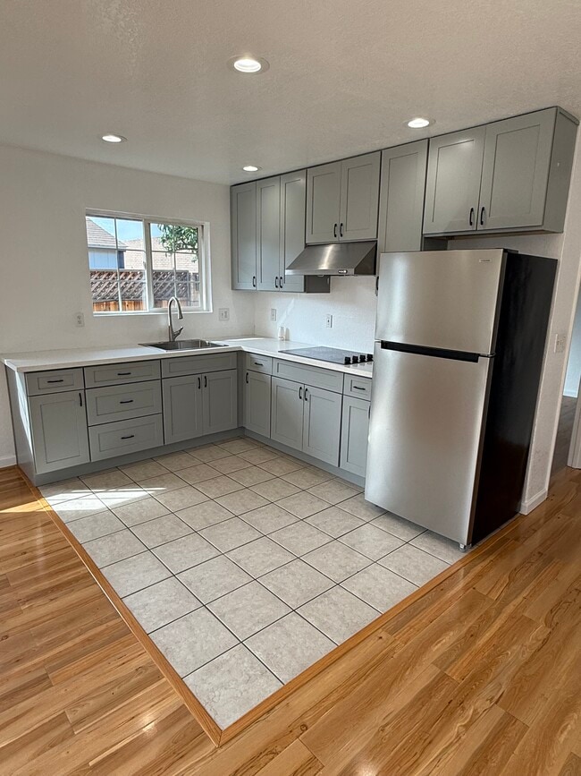 Building Photo - 26641 Eldridge Ave