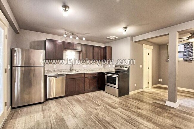 Building Photo - 2 Bed, 1 Bath Unit on Glisan Street