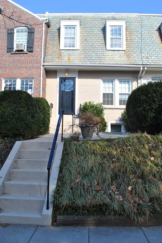 Georgetown near GT Medstar Hospital, Chic Rowhouse 5br/3Ba w/Yard, Deck. 2 Car Parking - Georgetown near GT Medstar Hospital, Chic Rowhouse 5br/3Ba w/Yard, Deck. 2 Car Parking