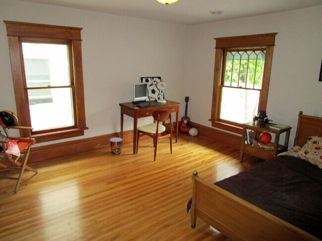 Building Photo - SINGLE FAMILY HOME! Great Location! Laundr...