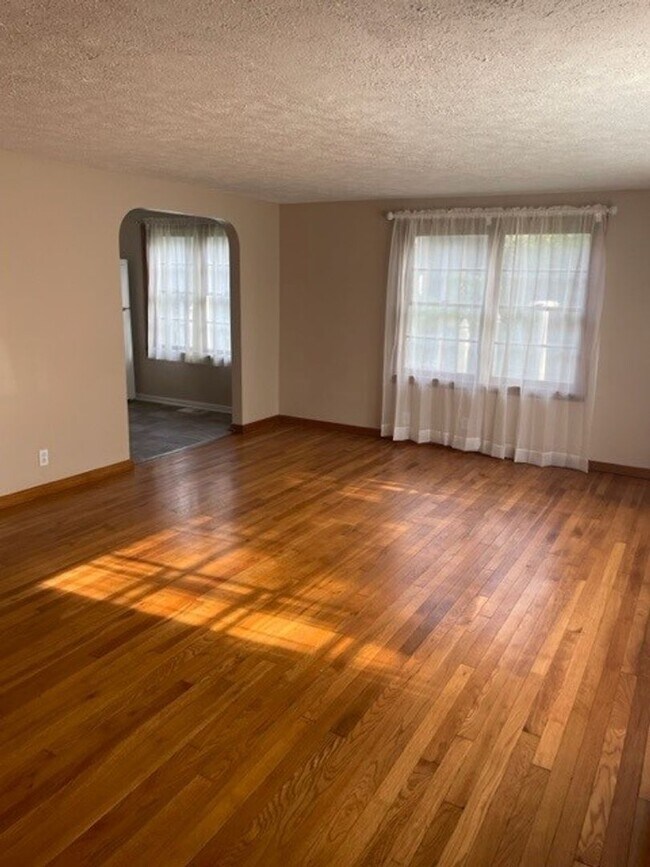 Building Photo - Two Bedroom Home in the Heart of Historic ...