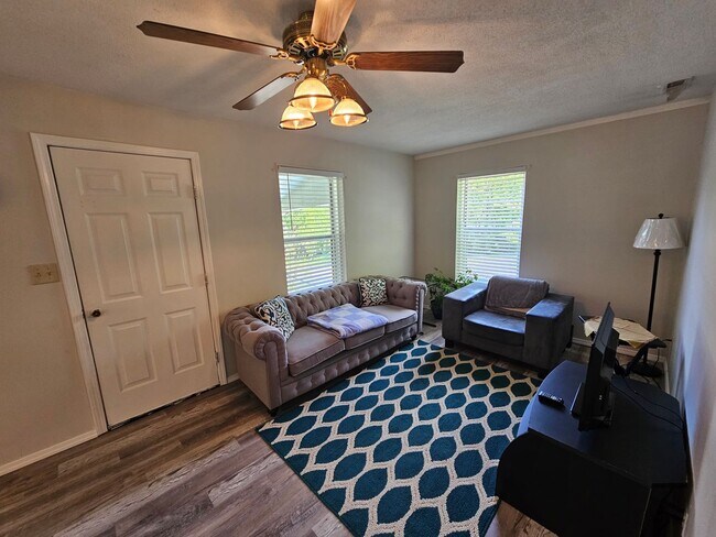 Building Photo - NIce remodeled 2 bedroom home close to dow...