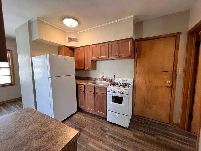 Building Photo - Cute 1 bed 1 bath @633 Walnut St in Iowa C...