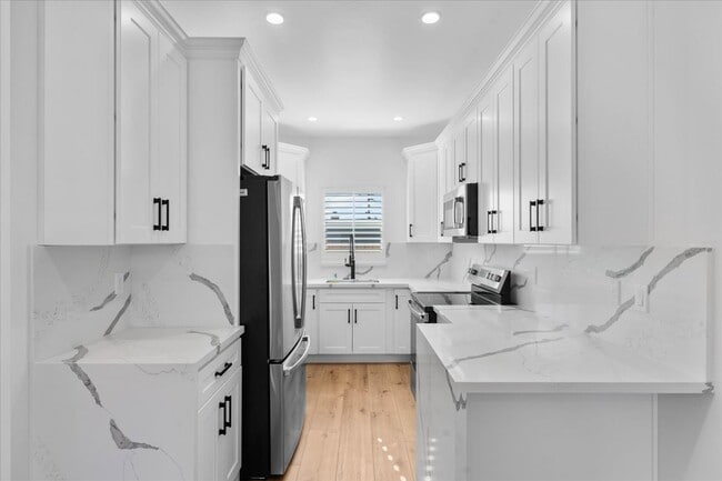 Cocina nueva y electrodomésticos de acero inoxidable y encimeras de cuarzo. - 408 W Walnut Ave