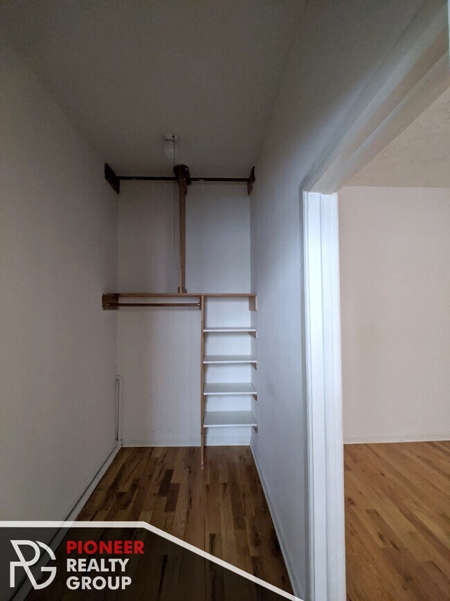 Foto del edificio - 1044 W George St