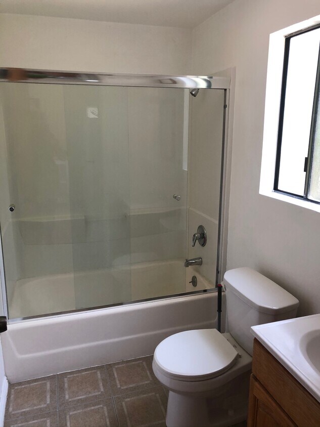 Baño completo - 921 Oxford Ave