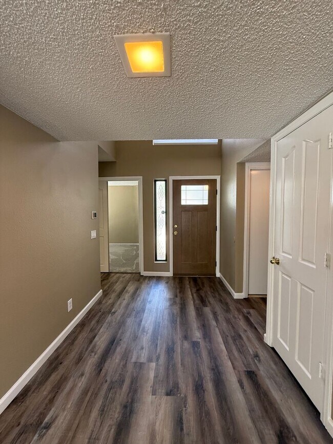 Building Photo - 2716 Baycliff Ct