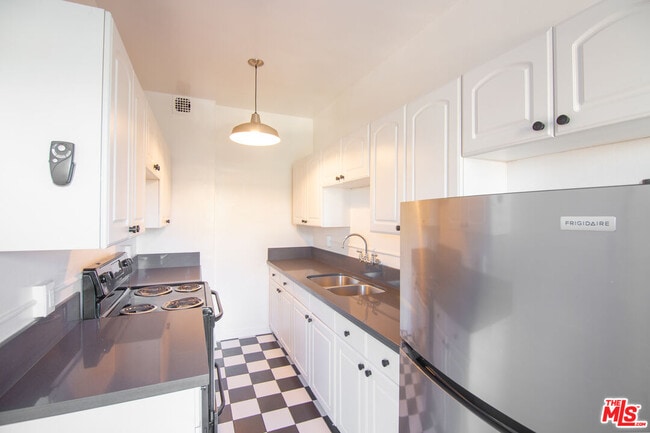 Building Photo - 1201 N Crescent Heights Blvd