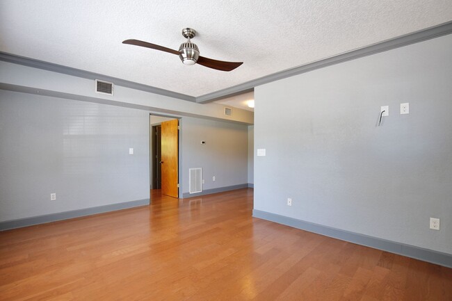Building Photo - Spacious 1/1 Modern Condo in the Heart of ...