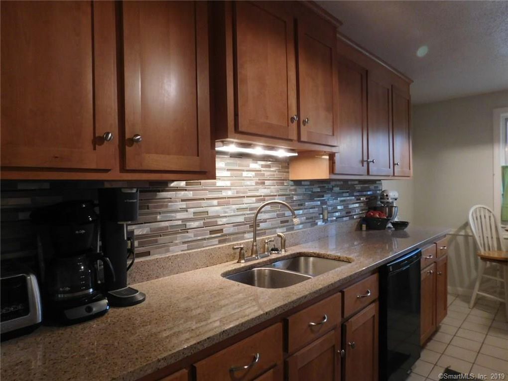 Kitchen - 32 Upper Pattagansett Rd