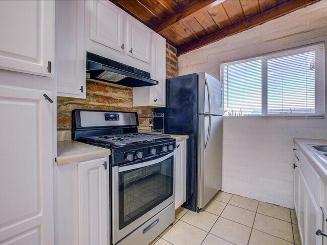 Building Photo - 3 Bedroom 1 Bathroom