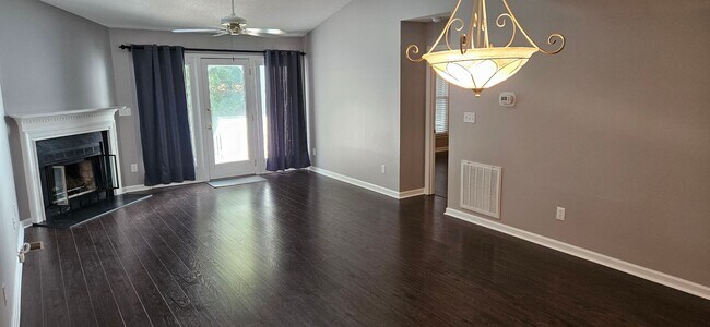 Foto del edificio - Darling 2br 2ba One Level Living Townhome ...