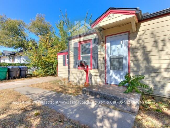 Building Photo - Charming NW Oklahoma City 2 Bed 2 Bath House!