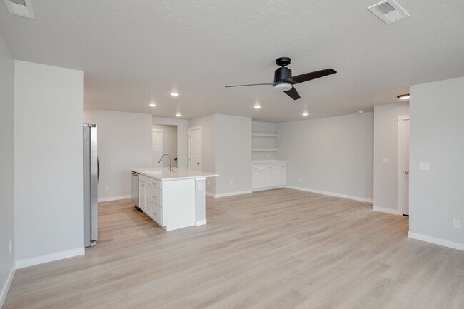 Foto del edificio - Incredible Townhomes. You’re New Home is Waiting.