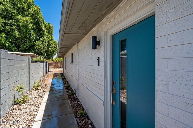 Building Photo - 6227 N 13th Pl