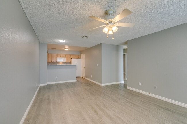 Building Photo - 2117 Willowbury Dr