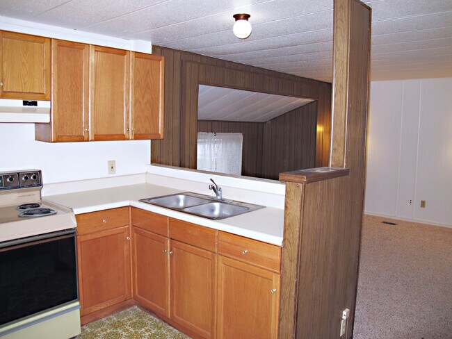 Building Photo - Affordable 3BD/1BA Home plus small Den!