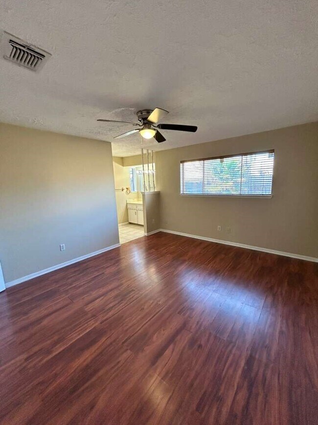 Foto del edificio - 12322 South Dr