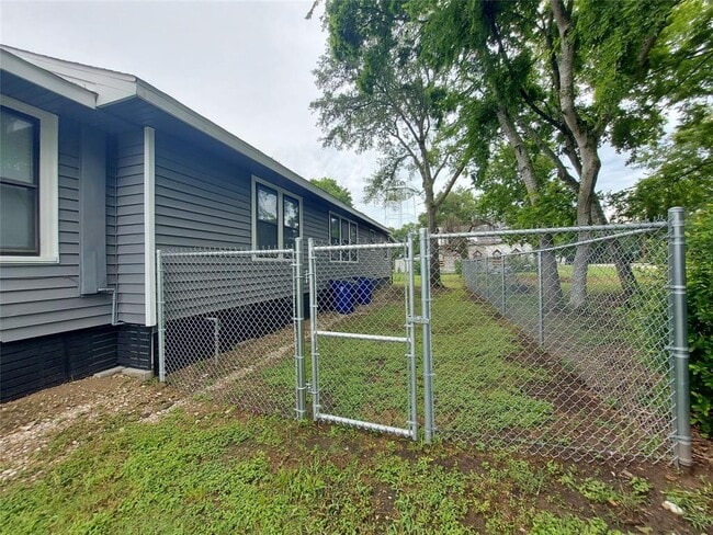 Building Photo - 2906 Sledge St