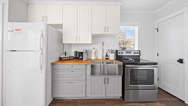 Foto del edificio - 720 1/2 West Woodlawn Avenue-SI ID1271928P